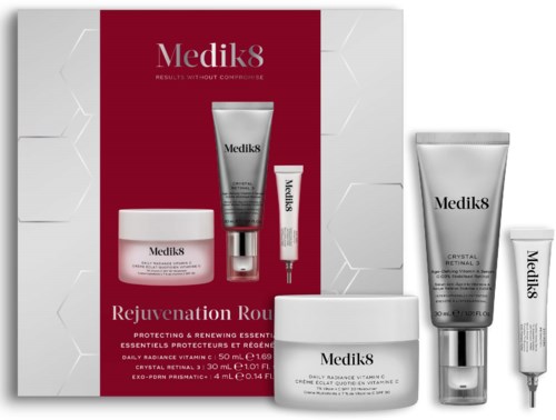 Samling af Medik8 hudplejeprodukter inklusive creme, serum og masker, arrangeret med en rød baggrund understrømmer Rejuvenation Range.