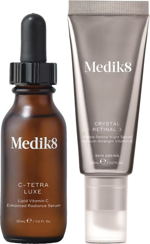 Ein braune Tropfflasche und eine silberne Tube mit Medik8-Label, enthalten Hautpflegeseren für Hautalterung und Strahlkraft.