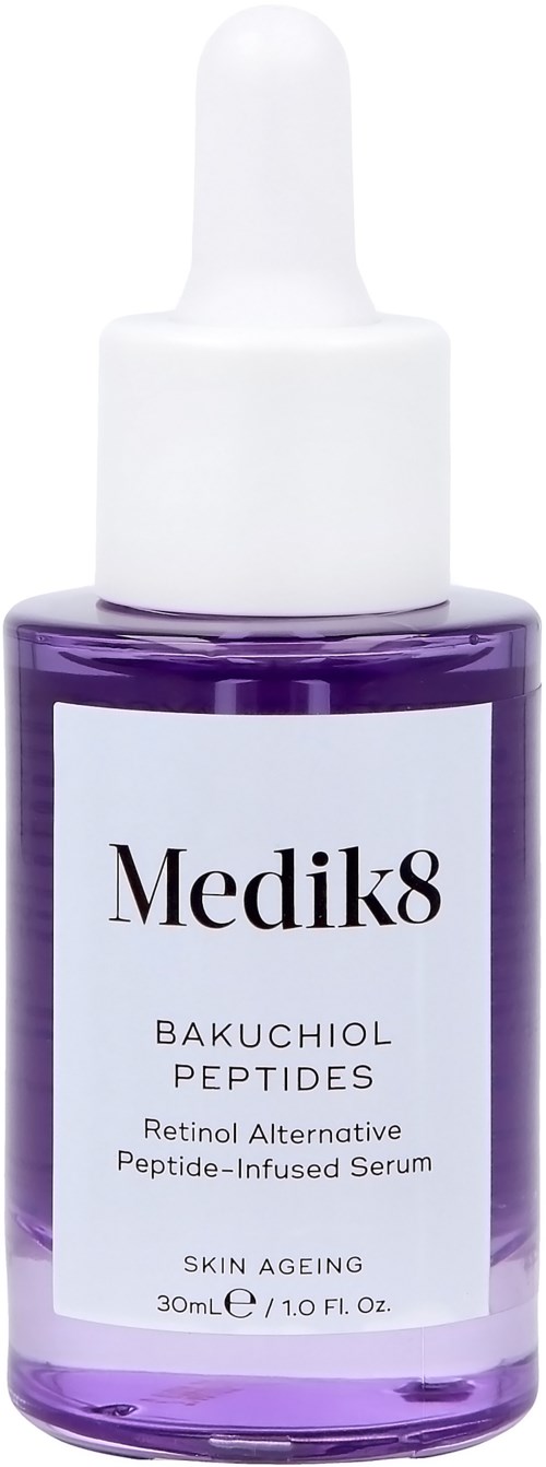 Eine lila Serumflasche mit weißem Tropfenzähler, beschriftet Medik8 Bakuchiol Peptides für Hautalterung, 30 ml.