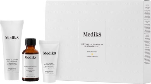 Et hudpleiesett med tre produkter og en stor boks, merket Medik8, for porer og rens.