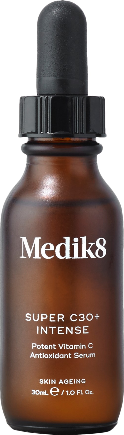Eine kleine braune Flasche mit schwarzem Tropfer, beschriftet Medik8 Super C30+ Intense Serum gegen Hautalterung.