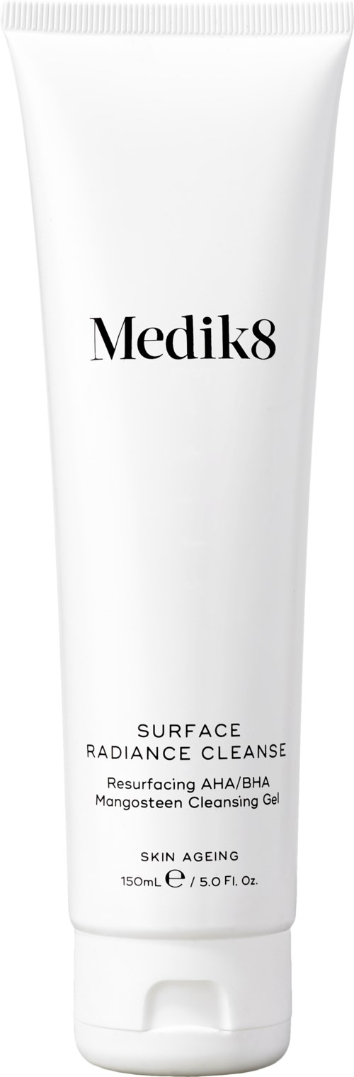 Eine weiße Tube mit Medik8 Hautreinigungs-Gel, beschriftet 'Surface Radiance Cleanse,' für Hautalterung.