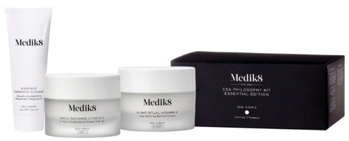 Ett set hudvårdsprodukter i vita förpackningar och svart ask, märkt Medik8, inklusive krämer och serum.