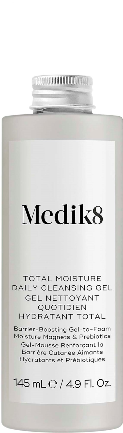 En hvit flaske med Medikal8 Total Moisture Daily Cleansing Gel og sølvlokk, med svart tekst på enkel bakgrunn.