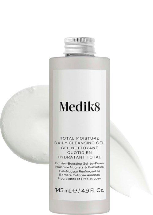 En hvit flaske med svart tekst for Medik8 Total Moisture Daily Cleansing Gel, med en klatt av gelen ved siden av.