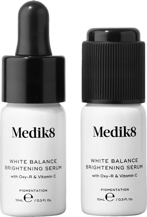 To små flasker med lysnende serum med svarte hetter og hvite etiketter. De er merket Medik8 White Balance Brightening Serum.