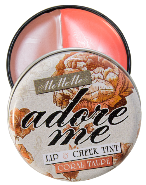 En rund beholder med koralloransje og myk rosa farge, merket "adore me lip & cheek tint" med elegante fonter, blomsterdesign.