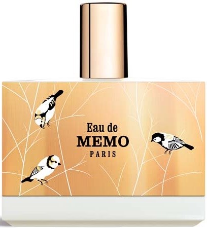 En parfyflaske merket 'Eau de MEMO PARIS' med beige bakgrunn og små fuglebilder.
