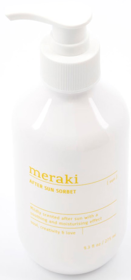 Vit flaska med pump, märkt 'meraki after sun sorbet', för hudvård efter sol, med gul text.