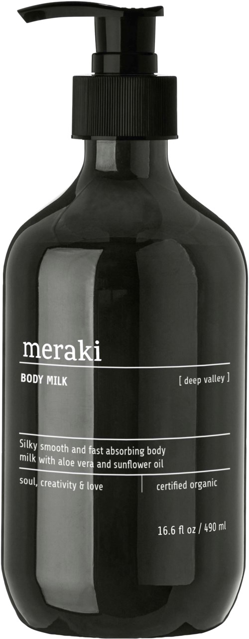 Sort flaske med pumpe, mærket Meraki Body Milk, indeholder økologisk kropslotion med aloe og solsikkeolie.