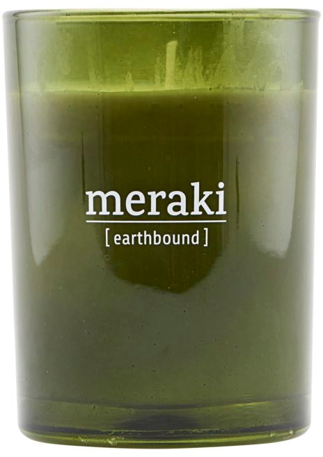 Grøn stearinlys i glas med teksten 'meraki' og 'earthbound'.