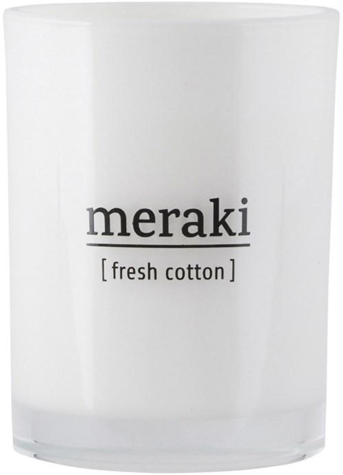Ett vitt ljus med svart text som säger 'meraki' och 'fresh cotton'.