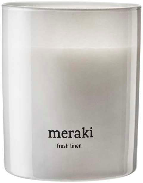 Ett vitt ljus med en etikett som säger "meraki" och "fresh linen".