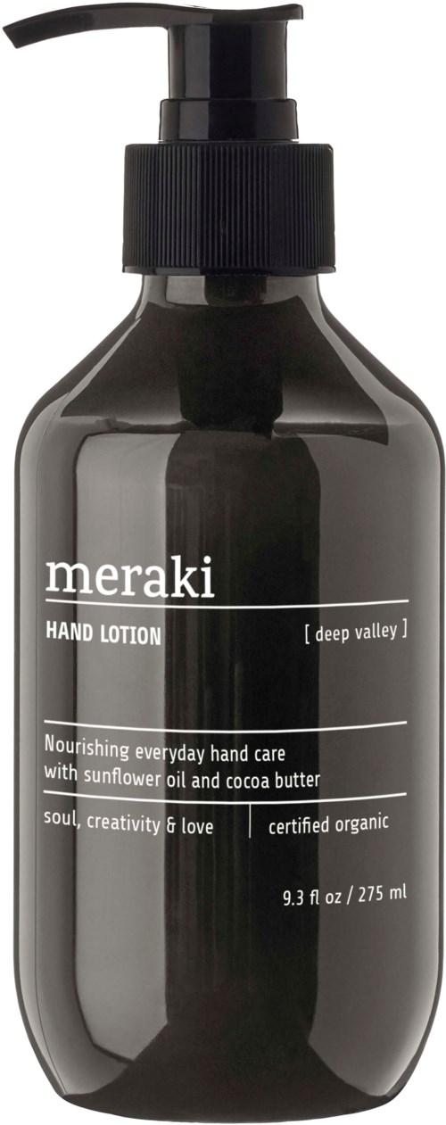 En sort flaske med pumpe mærket Meraki håndlotion fra Deep Valley med solsikkeolie og kakaofedt.