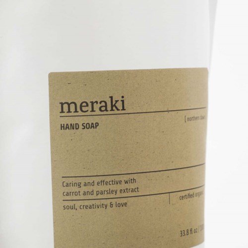 Etiketten viser en naturlig, miljøvennlig håndsåpe kalt "meraki" med gulrot- og persilleekstrakt.