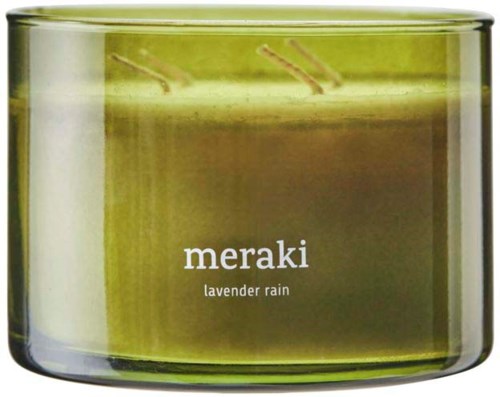 Et grønt duftlys med lavendelduft, mærket "meraki lavendar rain," i en klar glasbeholder.