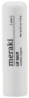 En hvit tube med EmeraKi leppebalsam med svart tekst og gjennomsiktig lokk, merket som økologisk og cruelty-free.