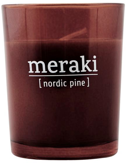 En brun doftljus i ett klart glas med orden 'meraki' och 'nordic pine' på.