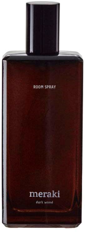 En mörkbrun flaska med svart lock, märkt 'meraki dark wood' och 'room spray'.