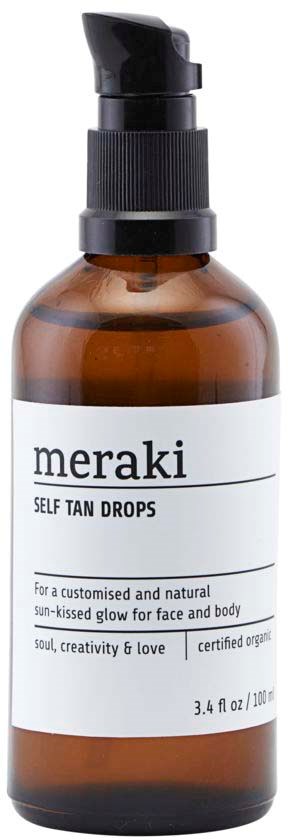 En brun flaske med svart pump og hvit etikett, merket 'meraki', for selvbruningstropper.