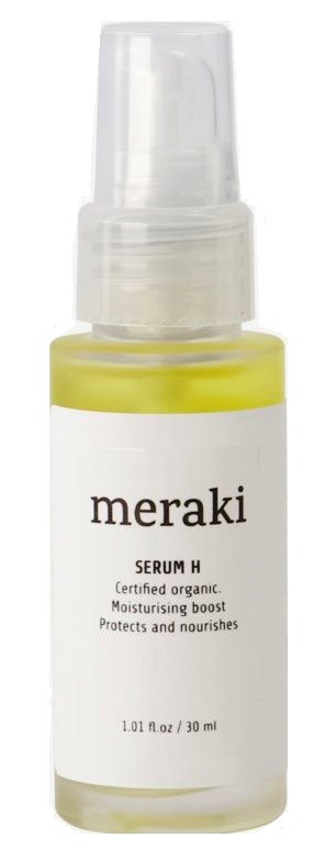 En liten gul flaske med klar pumpe og hvit etikett, inneholder hudpleieserum.
