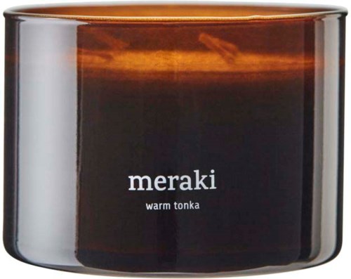 Tumma lasimalja kynttilä, jossa musta etiketti, musta kynttilä ja valkoinen teksti "meraki warm tonka."