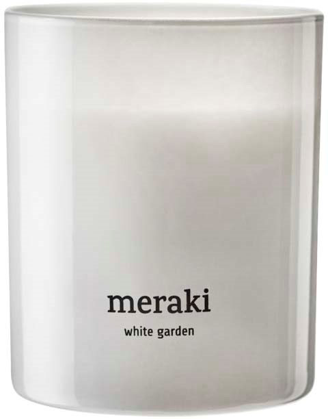 Een witte kaars met zwarte tekst die 'meraki' en 'white garden' zegt.