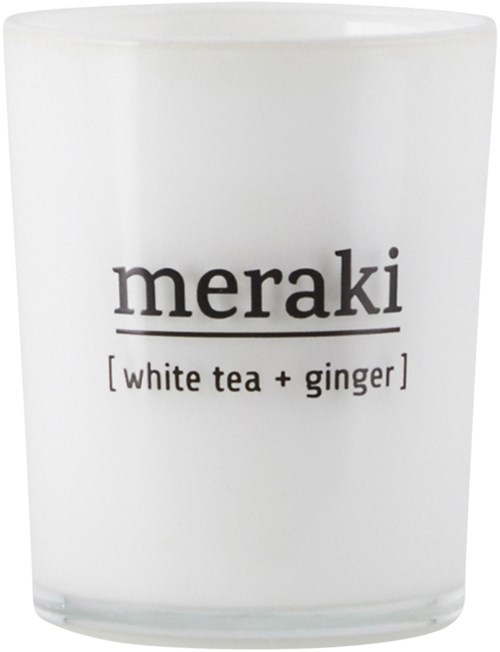 En vit ljuslykta med etiketten 'meraki' och 'white tea + ginger'.