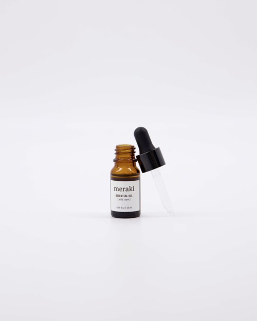 Pieni ruskea pullo, jossa tippoontippa ja merkintä 'meraki essential oil'. Tippoontippa on pulon vieressä.