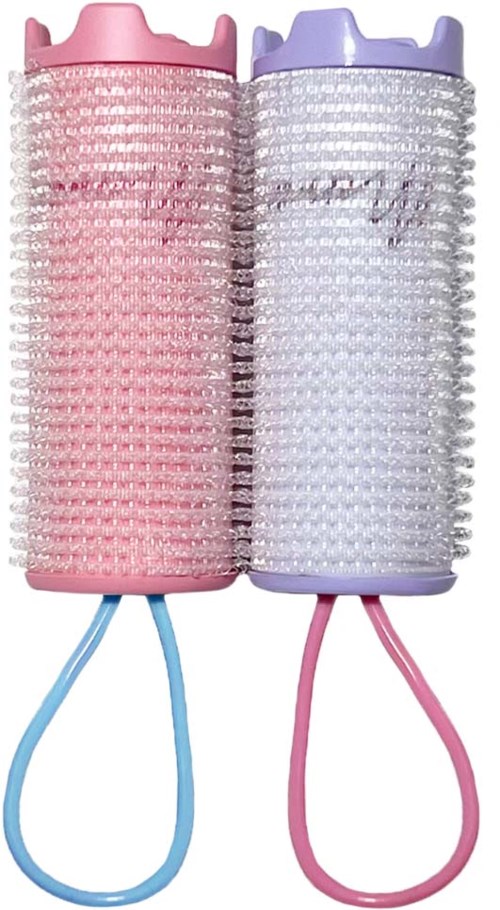 To hårrullemaskiner, en pink og en lilla, dækket af små plastspidser med håndtag, bruges til at krølle håret.