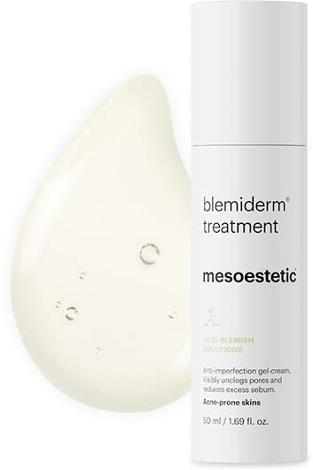 En vit flaska märkt 'blemiderm treatment mesoestetic' bredvid en klick av creme på vit bakgrund.