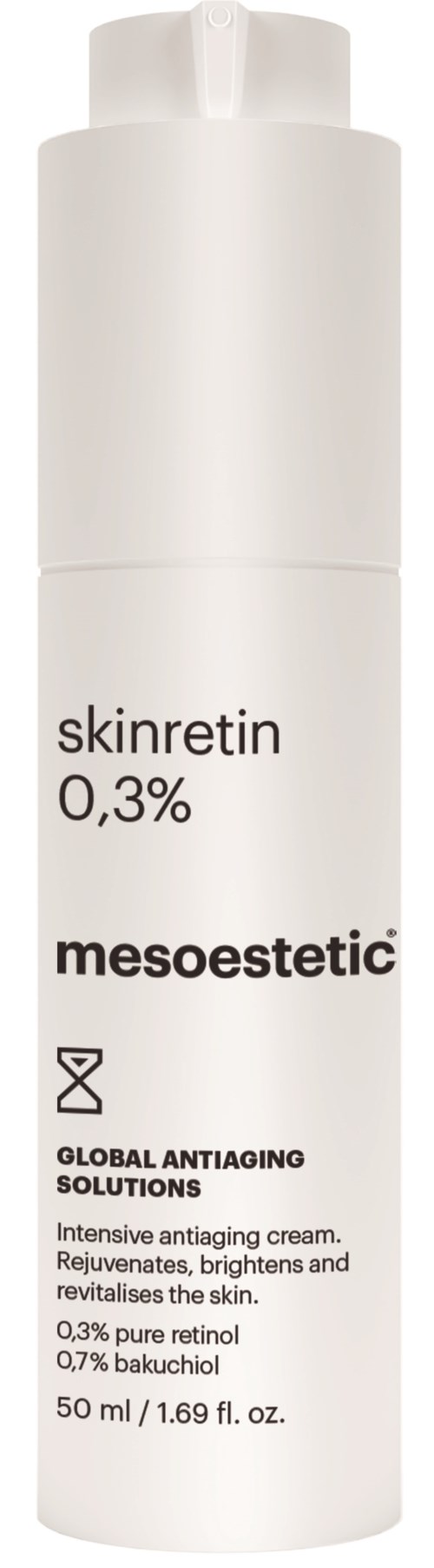 En vit flaska med svart text visar att den innehåller retinolkräm för anti-aging.