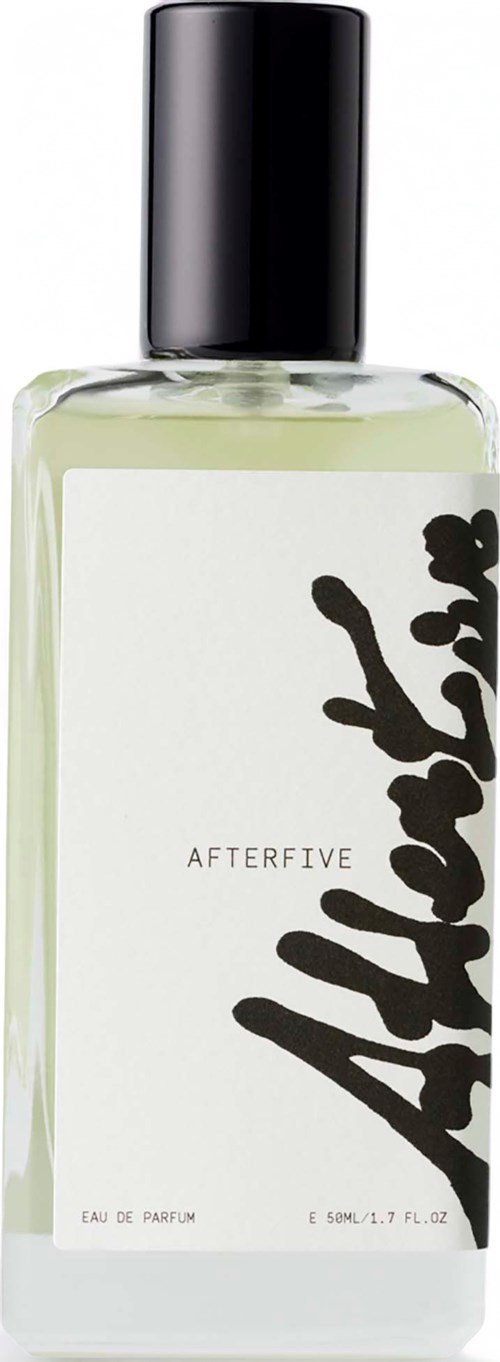 En klar parfymeflaske med svart lokk og en hvit etikett med svart tekst, som sier "AFTERFIVE" og "Eau de Parfum".
