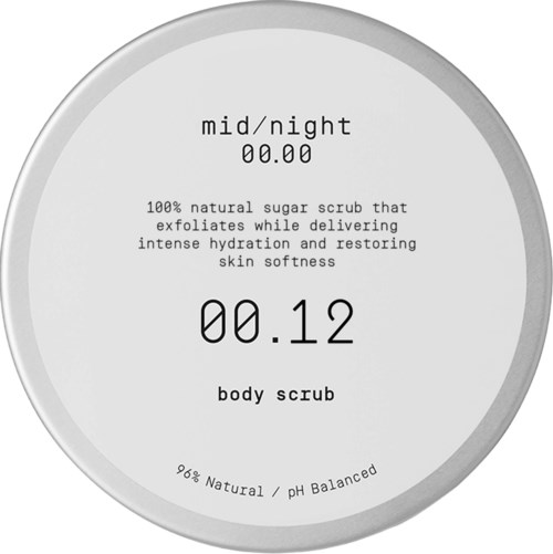 En rund etikett som viser tid, produktbeskrivelse og detaljer om naturlig kroppsscrub. Den fremhever hydrering og myk hud.