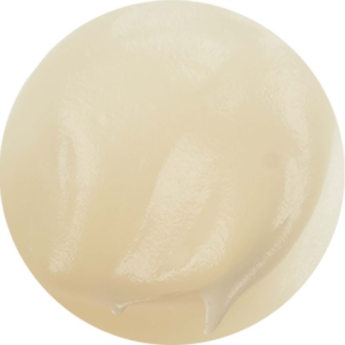 En rund, hvit ball med jevn overflate og svak glans, sannsynligvis en marmor eller ball.