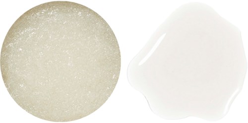 Een getextureerde beige bol naast een glanzende witte onregelmatige vorm met een glanzend oppervlak.