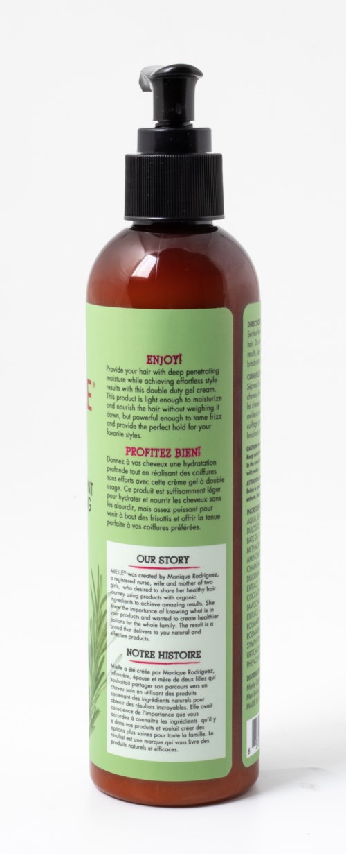 Grüne und braune Flasche mit Pumpe enthält ein Produkt mit Texten und Labels auf der Rückseite.