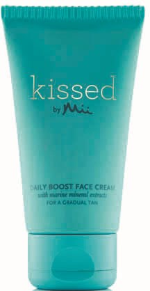 En turkos tub med ansiktskräm märkt "kissed by MUA," för daglig användning och gradvis bränna.