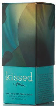 En förpackning med daglig ansiktskräm med svart och turkos design, märkt "Kissed by Mii".
