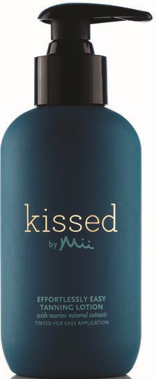 En blå flaska med pump, märkt "kissed by Mii" och "Effortlessly Easy Tanning Lotion".