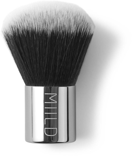 En makeupborste med svarta och vita borst och ett blänkande silverhandtag som säger "MILUD".