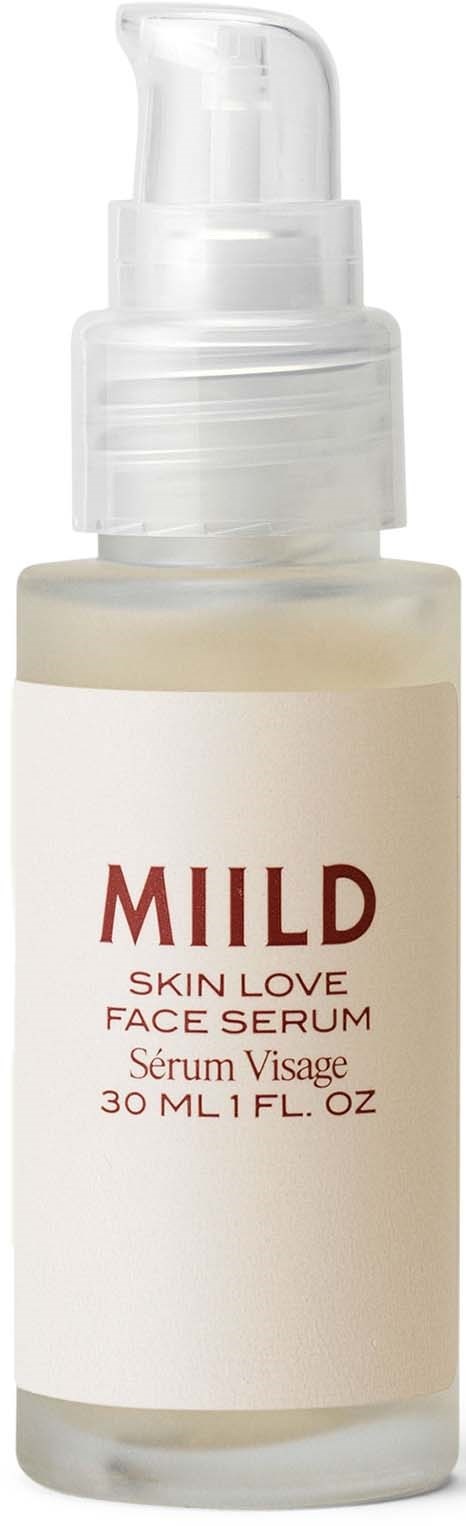 En lille flaske med pumpe mærket 'MIILD SKIN LOVE FACE SERUM', indeholder 30 ml ansigtsserum.