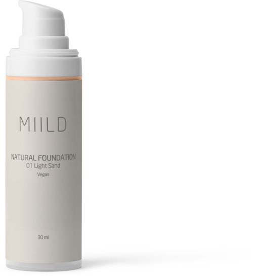 En vit flaska med pump, märkt 'MILD,' innehållande vegansk naturlig foundation i ljus sand. 30 ml.