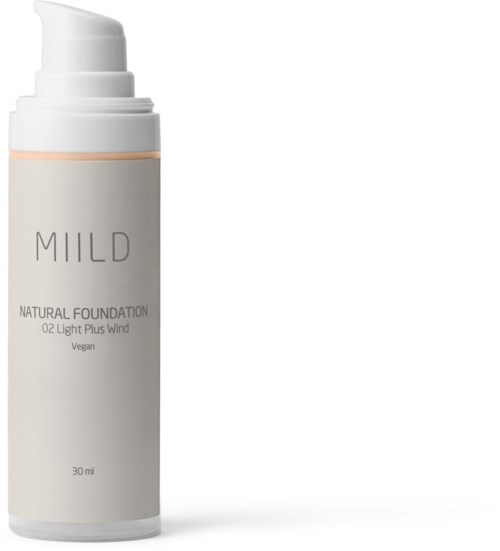 En vit flaska med foundation med pump, märkt 'MILD' och 'Natural Foundation, Vegan, 30 ml'.