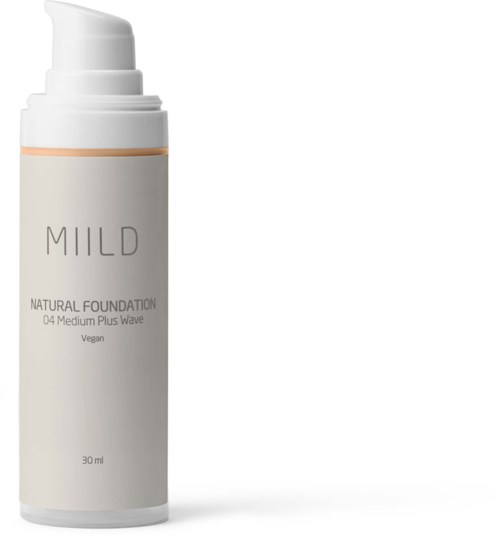 En vit flaska med pump, märkt "MILD, Naturlig Foundation, 04 Medium Plus Wave, Vegansk," 30 ml.