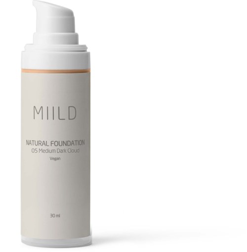 En vit flaska med pump, märkt "MILD" och "Natural Foundation 05 Medium Dark Cloud," vilket tyder på hudvårds- eller makeupprodukt.