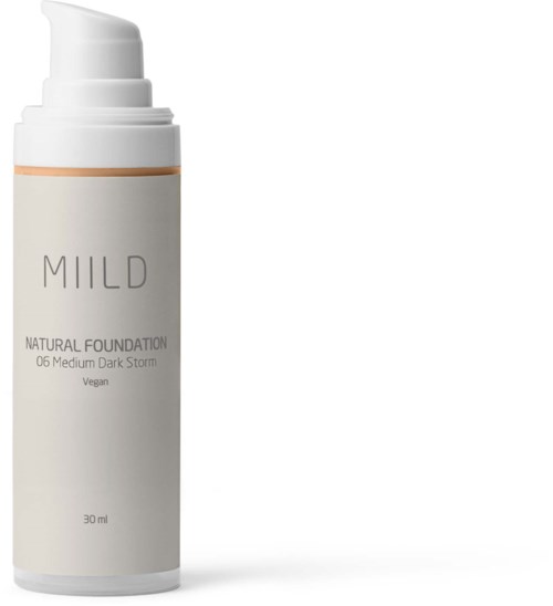 En vit flaska med mild naturlig foundation, 30 ml, märkt 'Vegan' och i nyansen '06 Medium Dark Storm.'