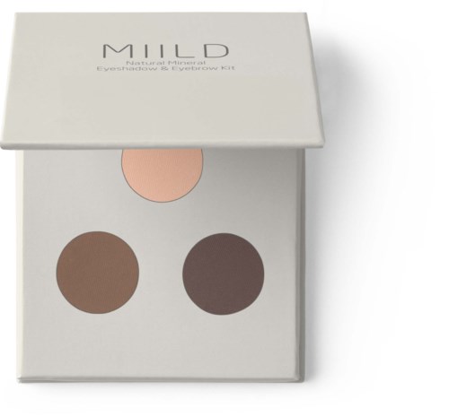 En vit box med tre runda makeupnyanser synliga inuti, märkt 'MILD' på locket. Nyansvarianterna sträcker sig från ljust till mörkt brunt.