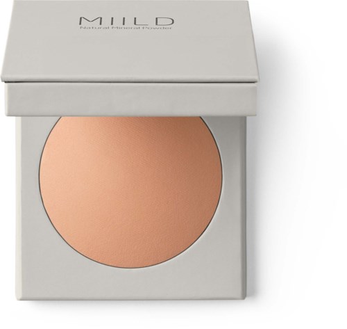 En kompakt puder med en ljus beige nyans i ett vitt kvadratiskt skal, märkt 'MILL' med ett tydligt lock.