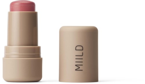 Et beige og lyserødt læbepomade rør med låget fjernet, viser den lyserøde balm indeni.